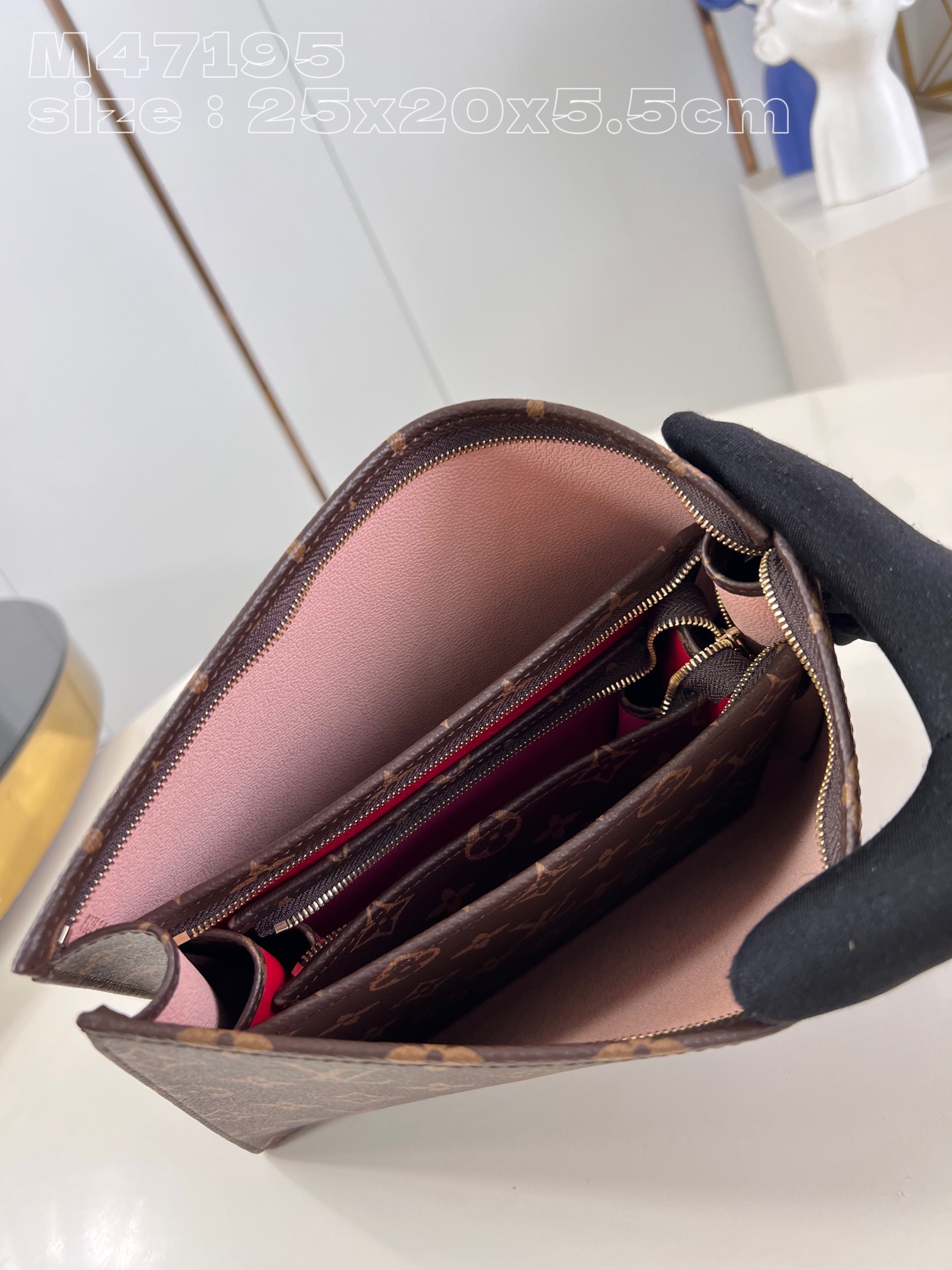 l**is V*t*n trio toilet pouch