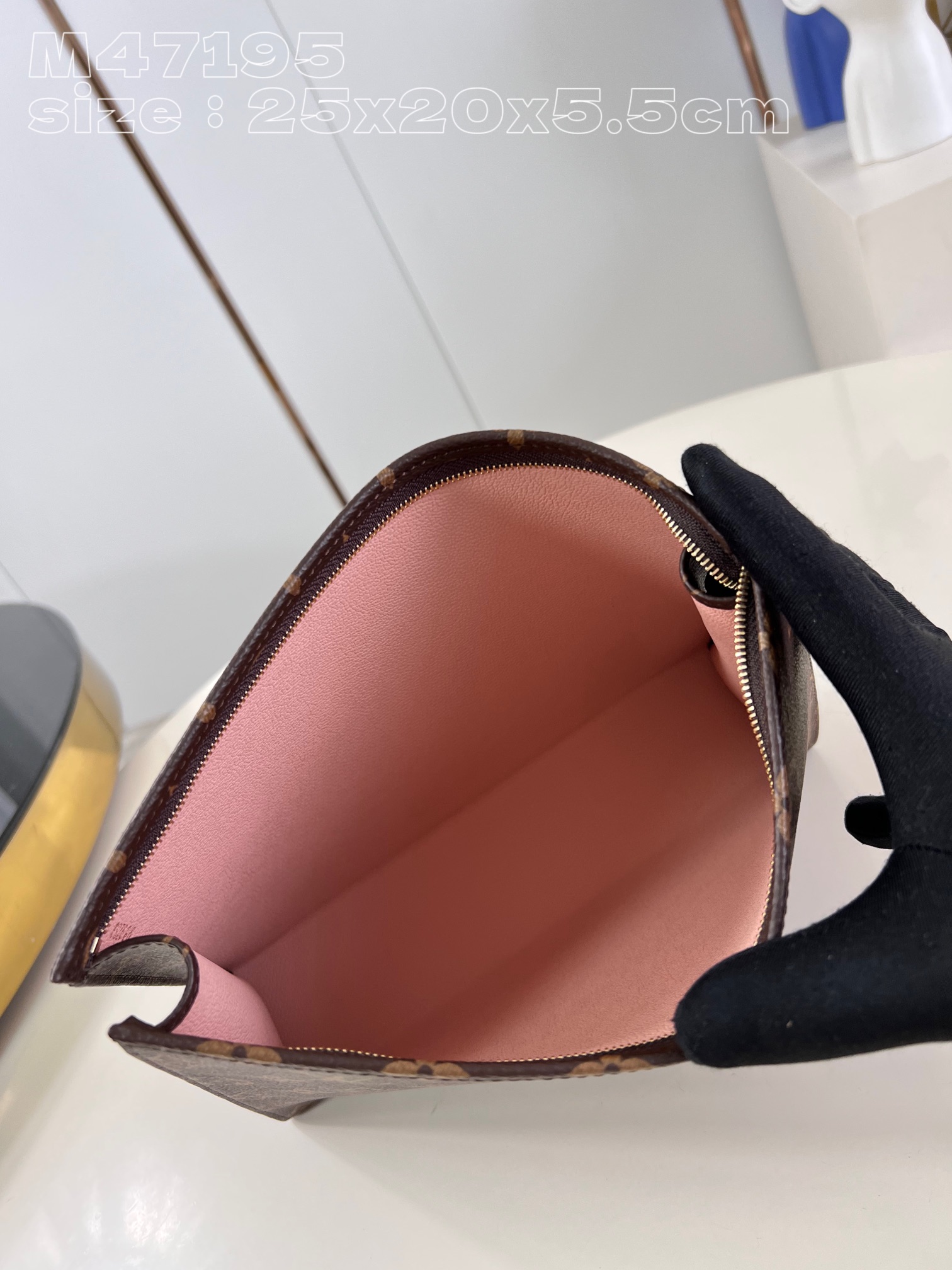 l**is V*t*n trio toilet pouch