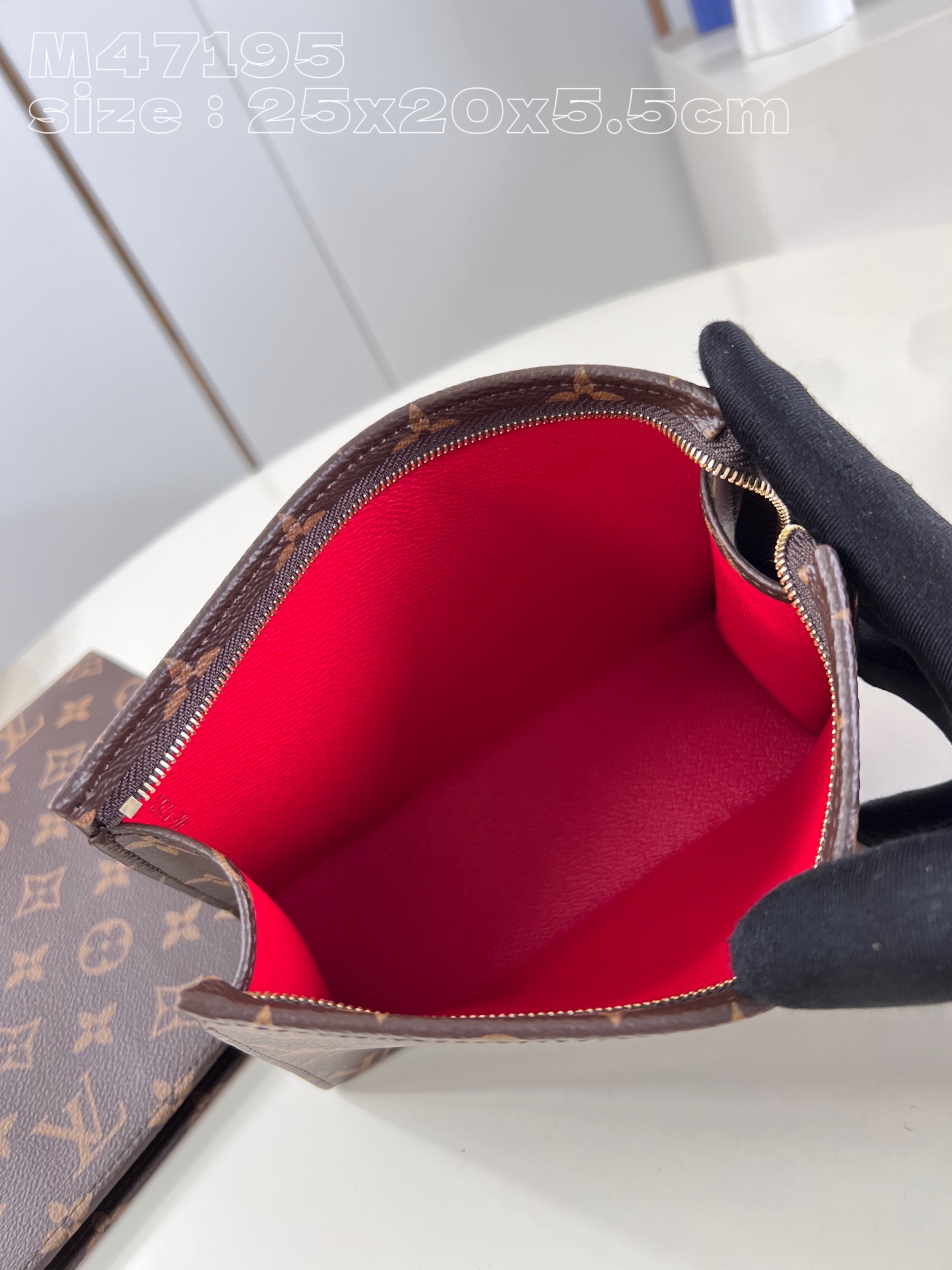 l**is V*t*n trio toilet pouch