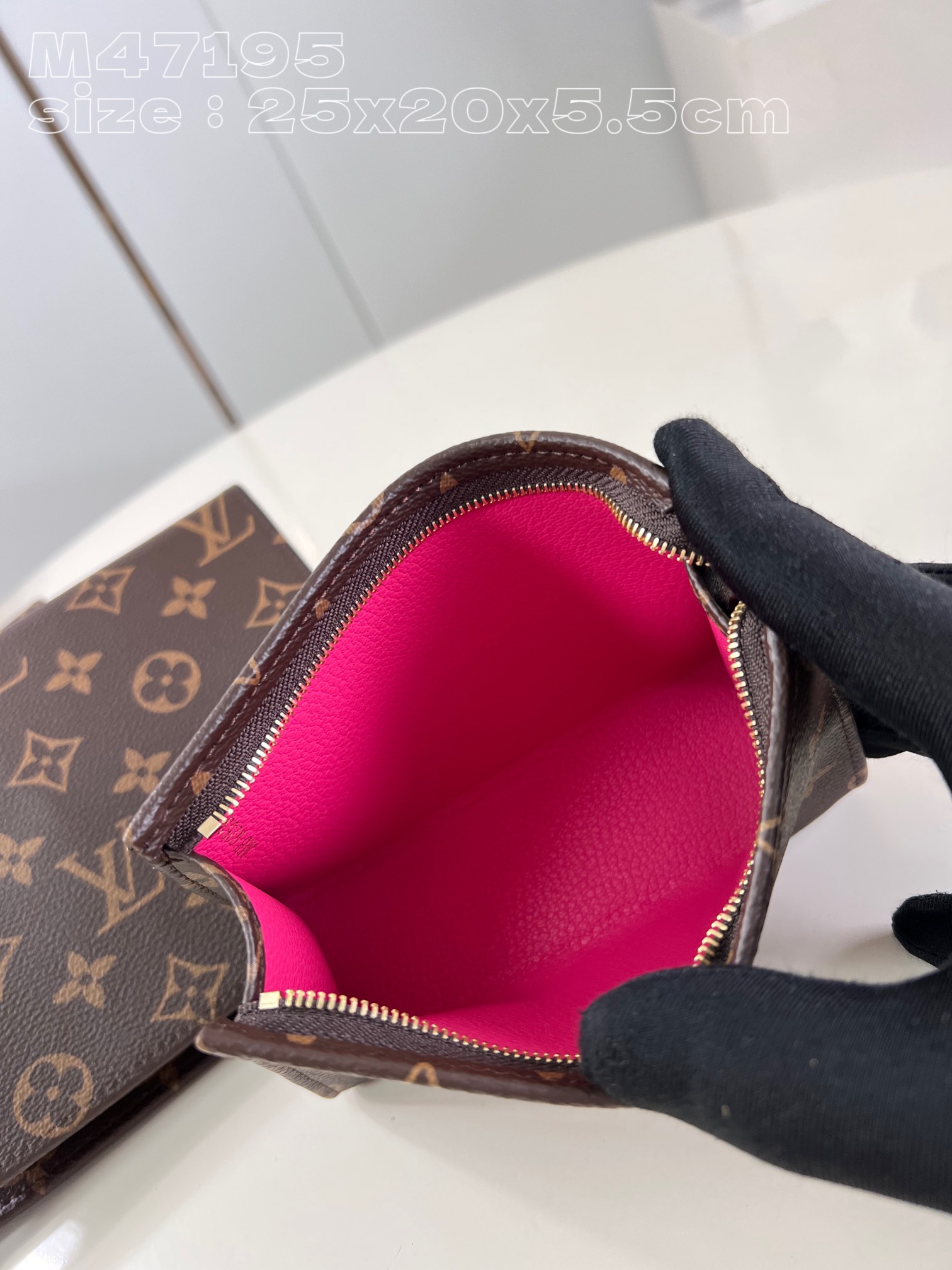 l**is V*t*n trio toilet pouch