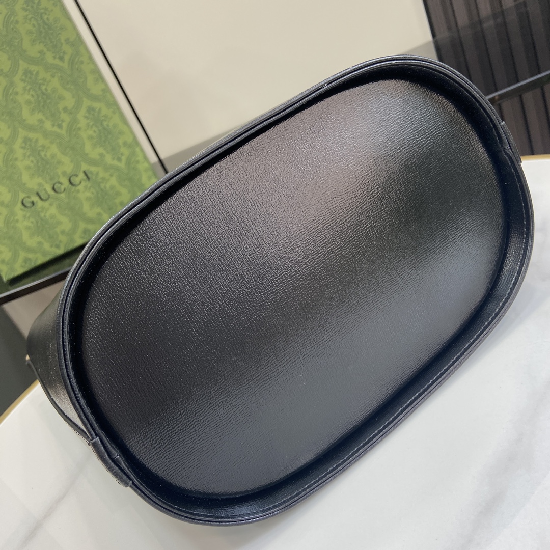 G*u*i medium bucket shoulder bag