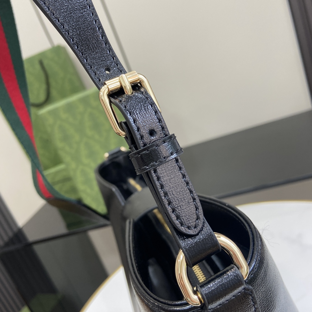 G*u*i medium bucket shoulder bag