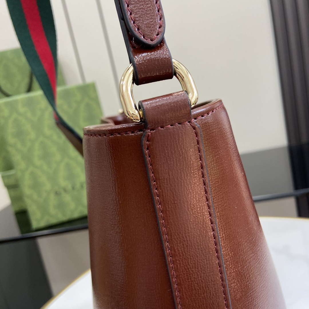 G*u*i medium bucket shoulder bag