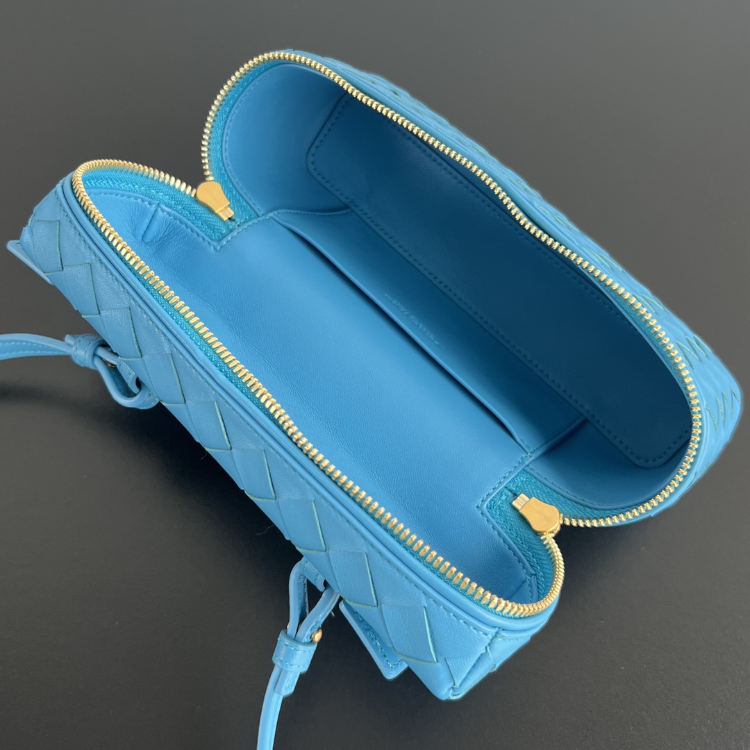 bo*te*ga Ve*ne*ta bang bang vanity case