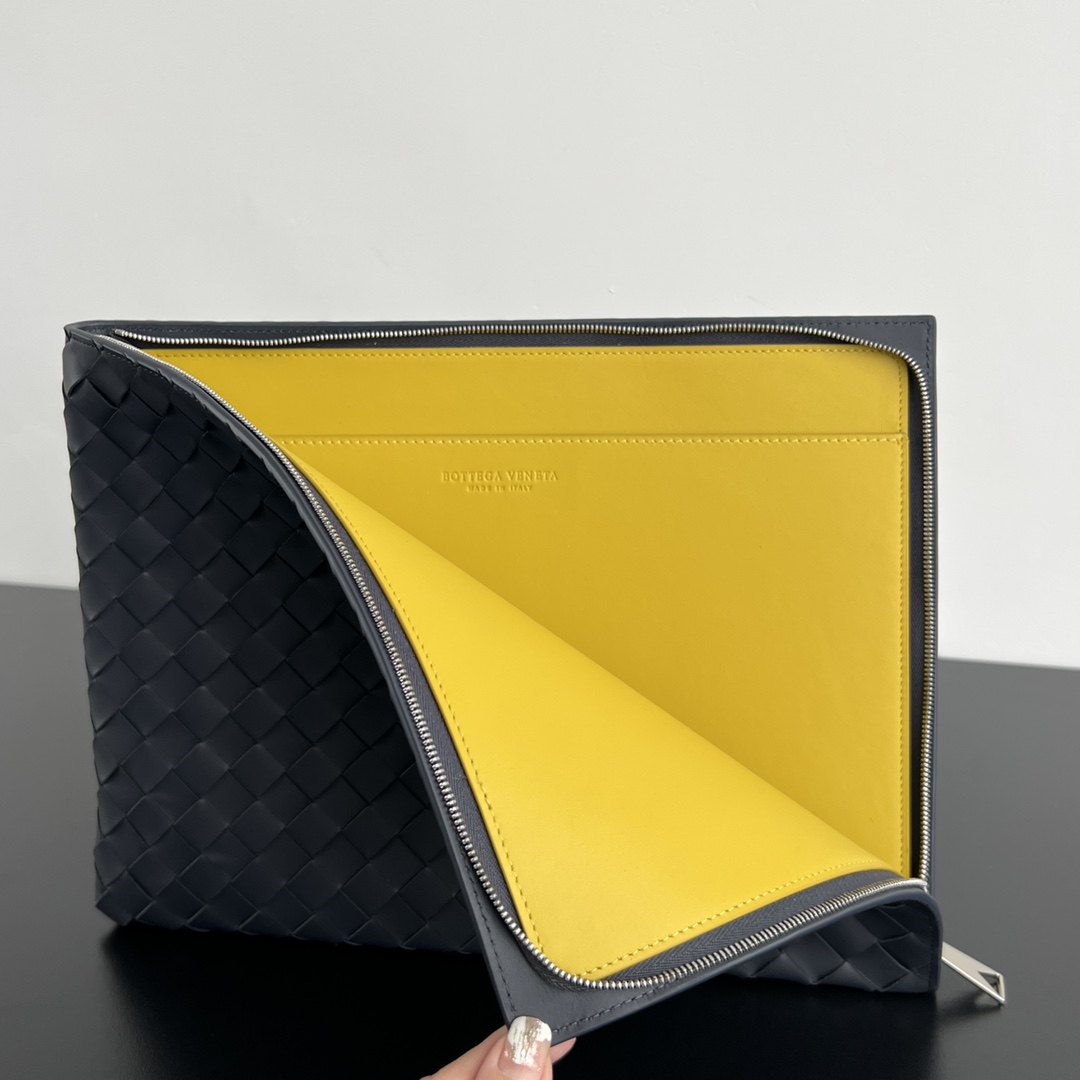 bo*te*ga Ve*ne*ta intrecciato half zip pouch
