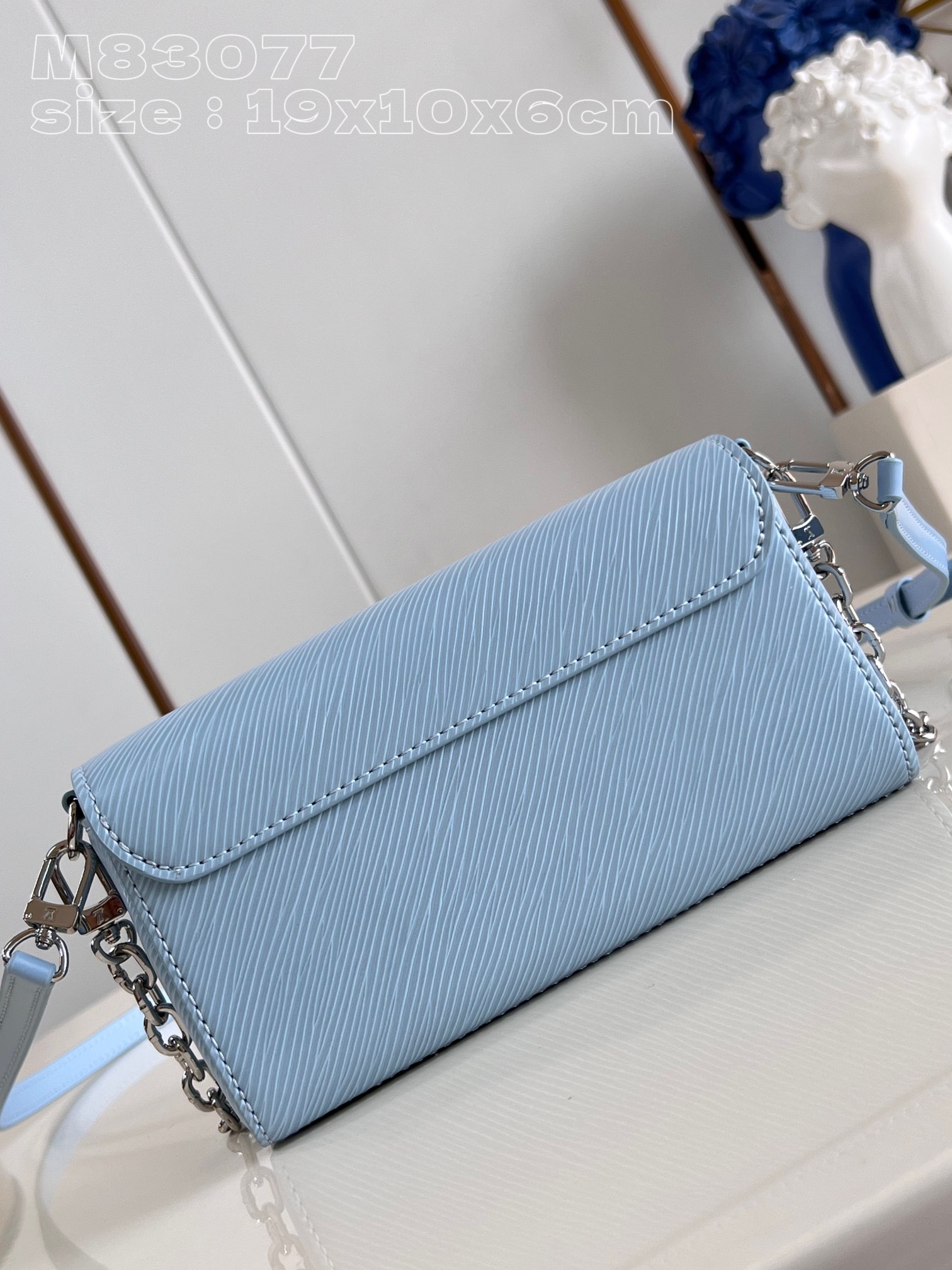 l**is V*t*n twist west pochette