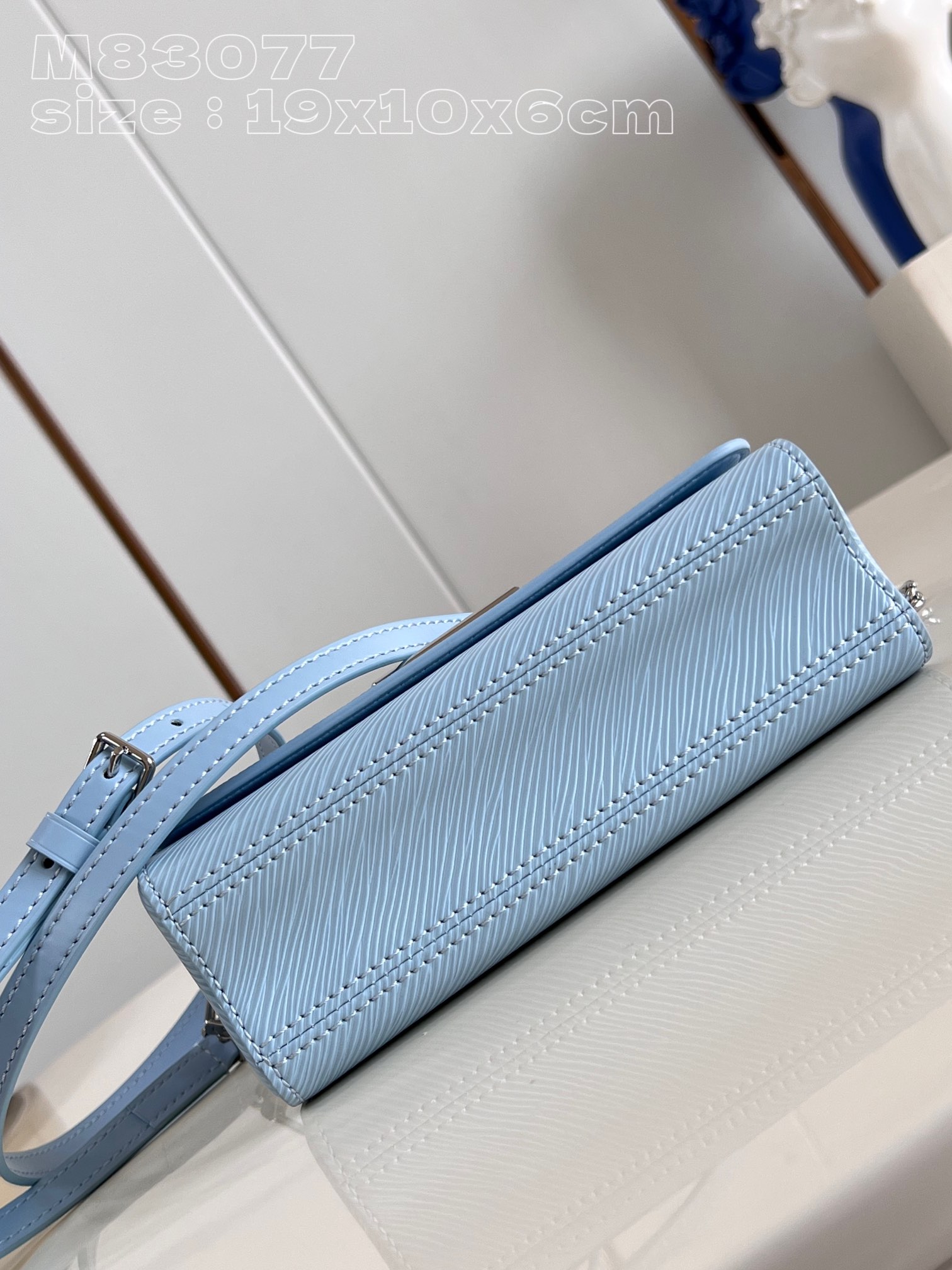 l**is V*t*n twist west pochette