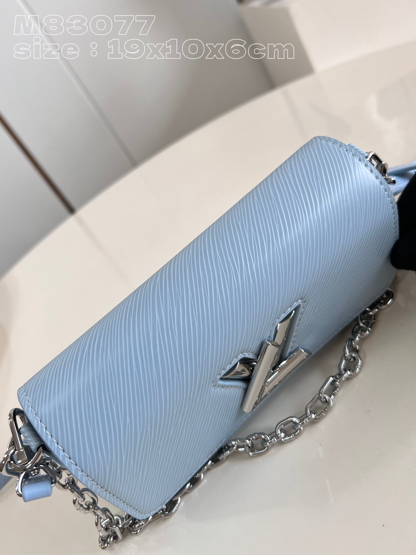 l**is V*t*n twist west pochette