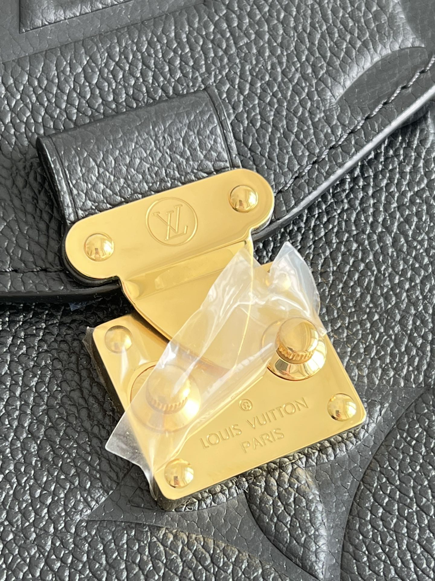 l**is V*t*n pochette metis bag