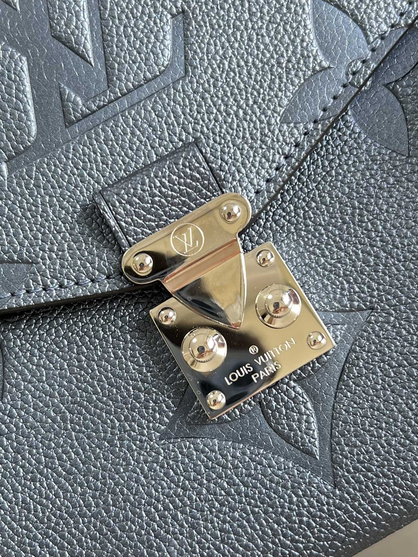 l**is V*t*n pochette metis bag