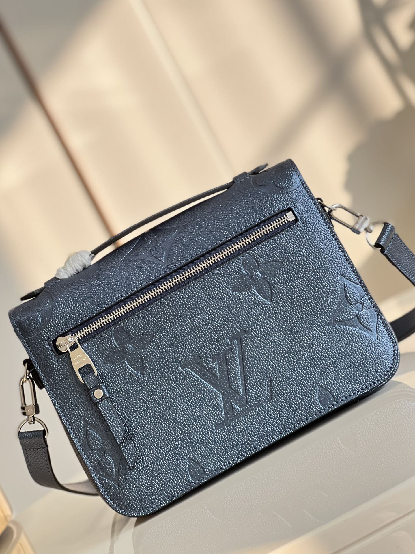 l**is V*t*n pochette metis bag