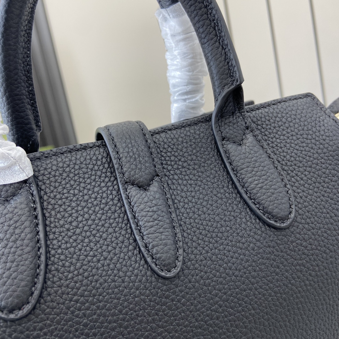 G*u*i small tote bag with hook closure